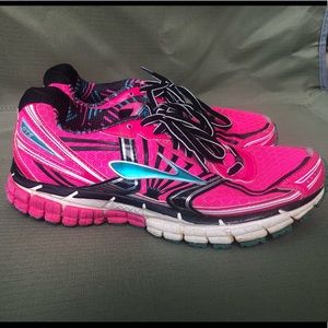 Women’s Brooks size 5.5